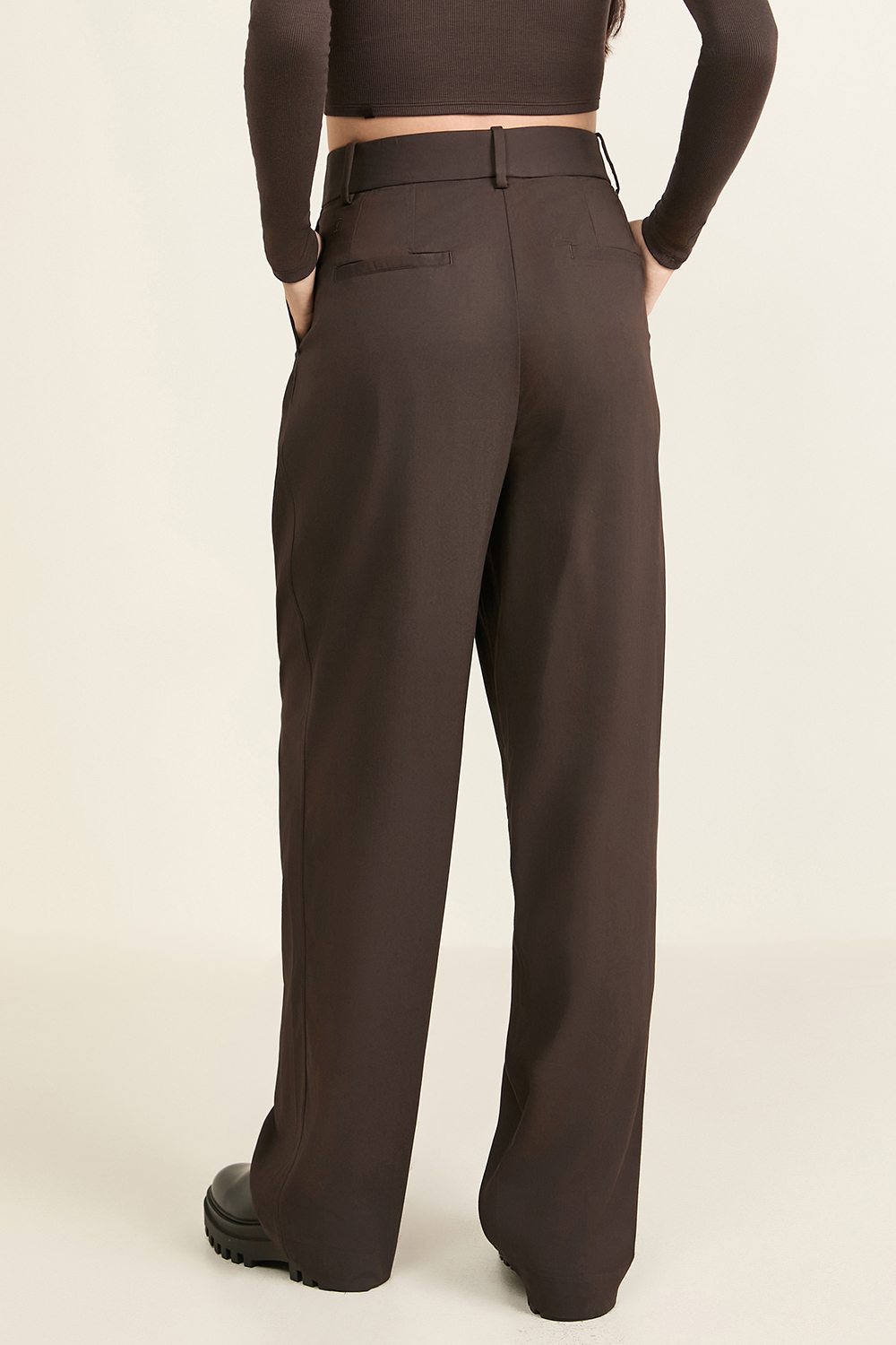 תמונת דוגמן אחורית של Modal-blend Pleated High-Rise trouser *regular