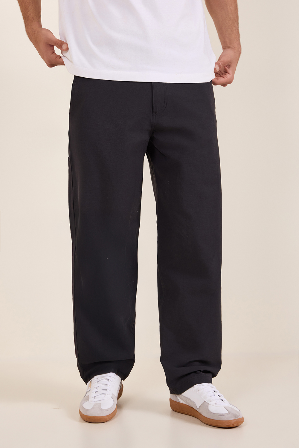 תמונת דוגמן קידמית של VersaTwill™ Utility Pant 32L