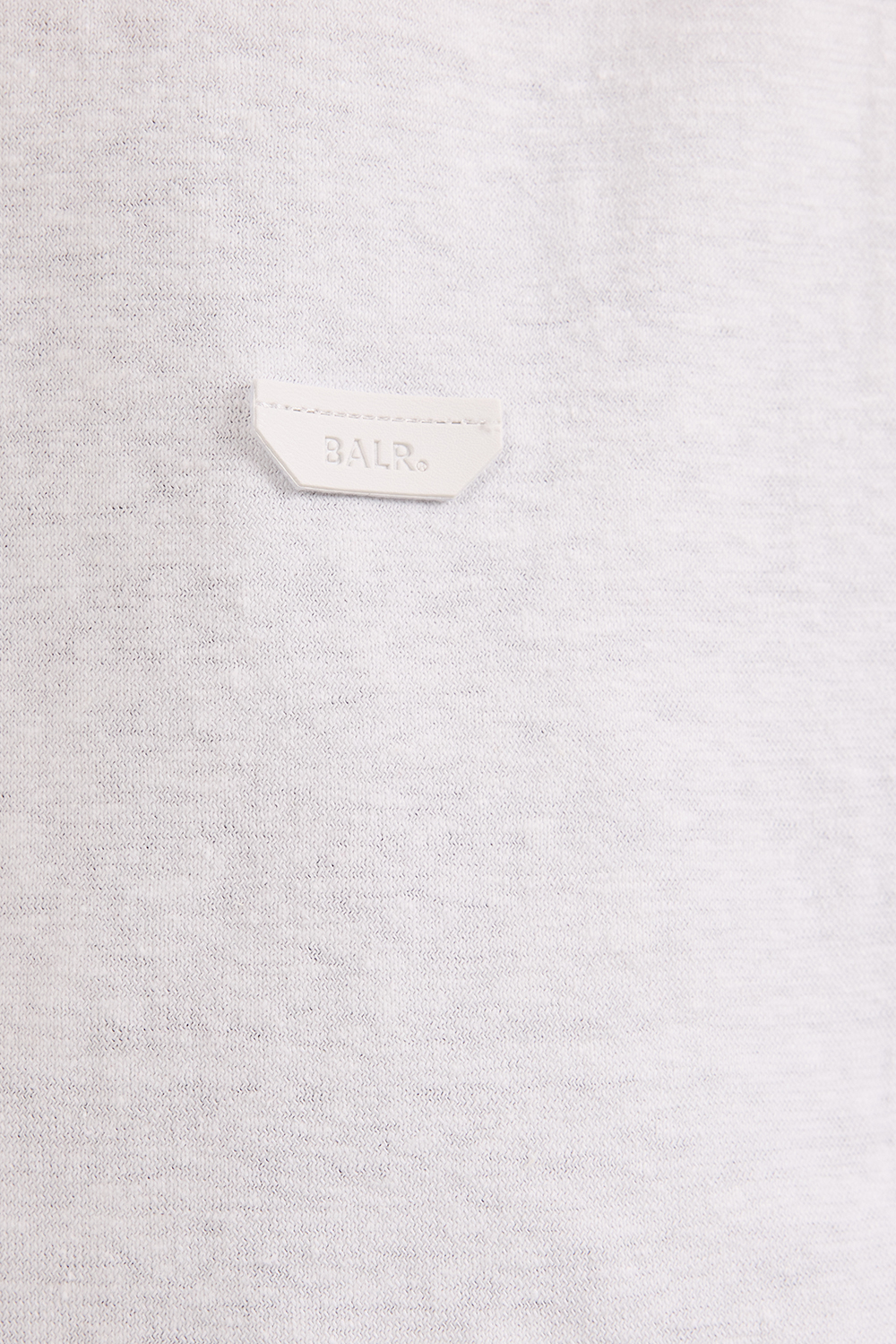 תמונת תקריב דוגמן של חולצת טי בגזרה משוחררת