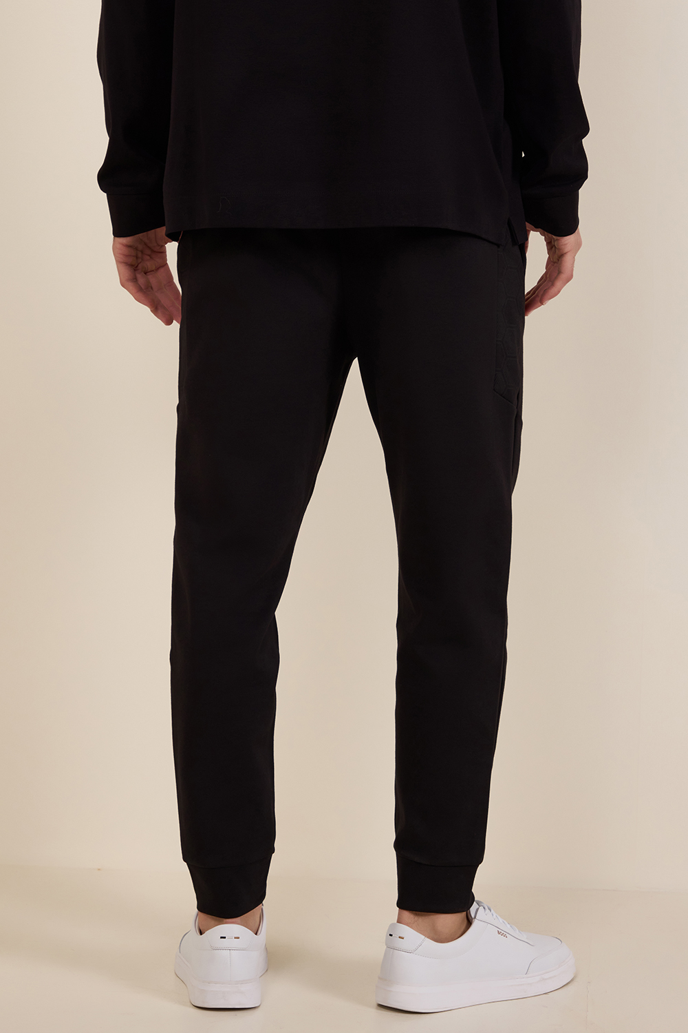 תמונת דוגמן אחורית של מכנסי ג'וג