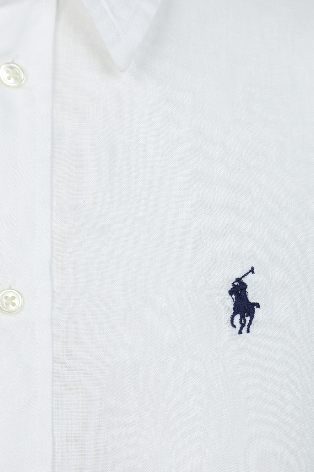 תמונה אחורית של חולצה מכופתרת לבנה מפשתן