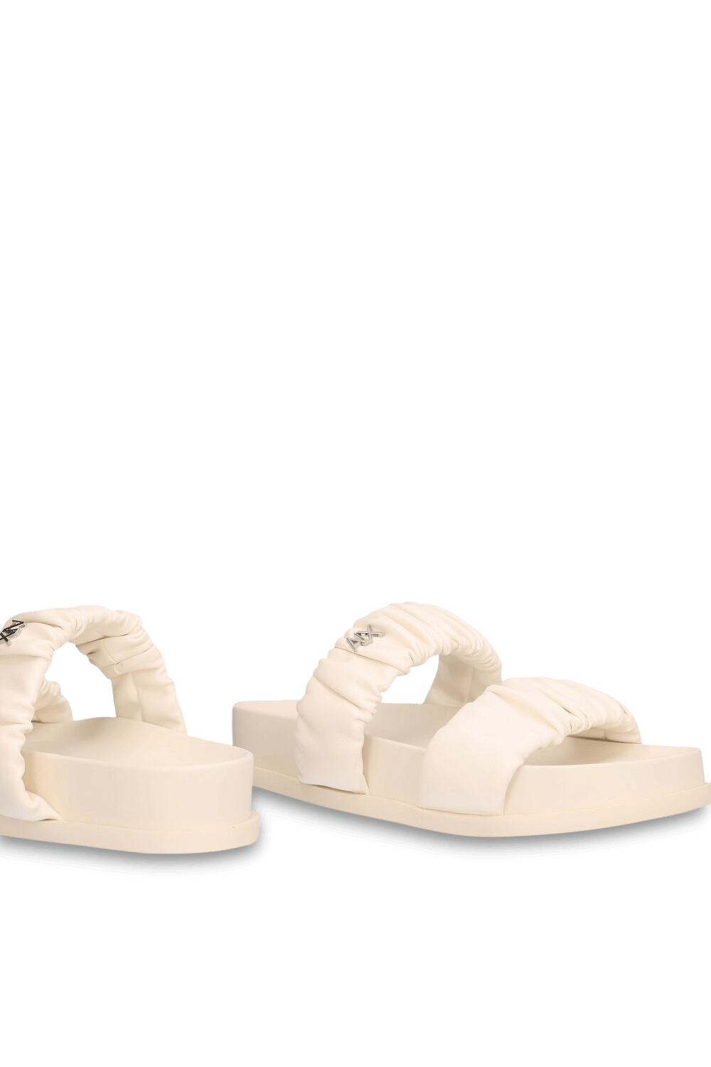 תמונת תקריב של כפכפי סליידס