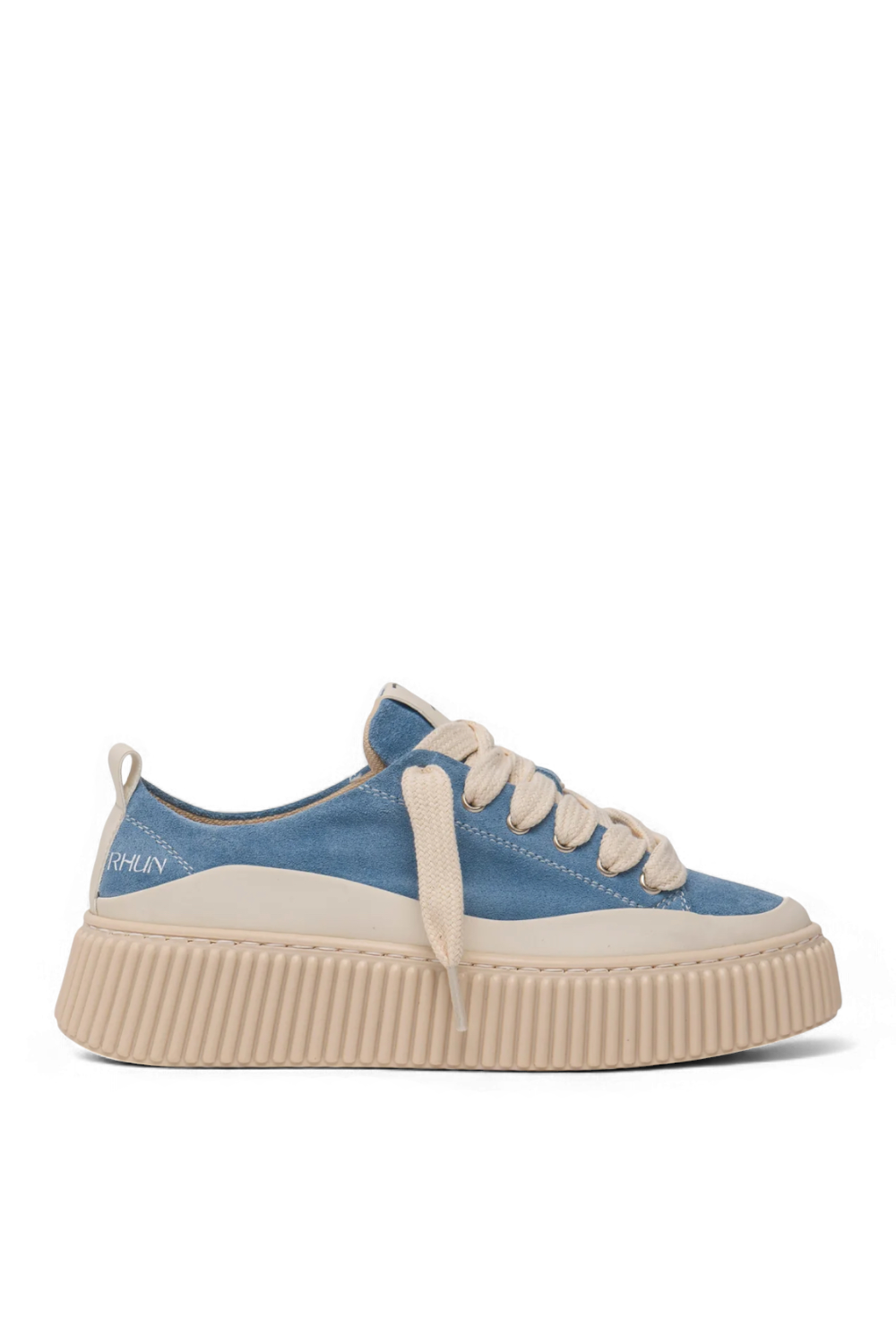 תמונה קידמית של נעלי סניקרס 2020