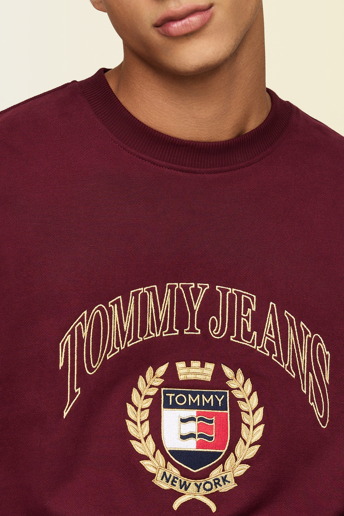 תמונת תקריב דוגמן של סווטשירט עם צווארון מעוגל