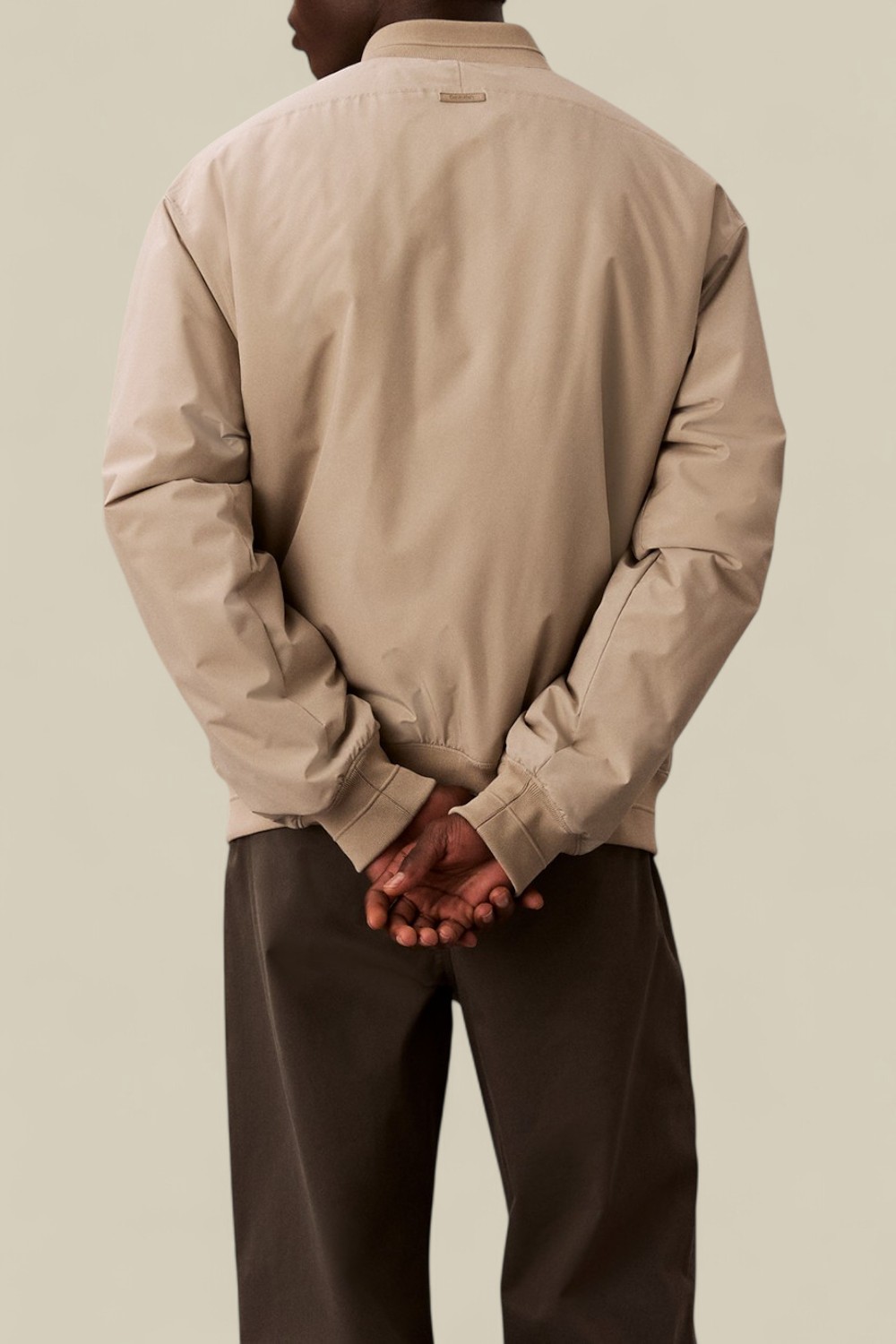 תמונת דוגמן אחורית של ז'קט בומבר