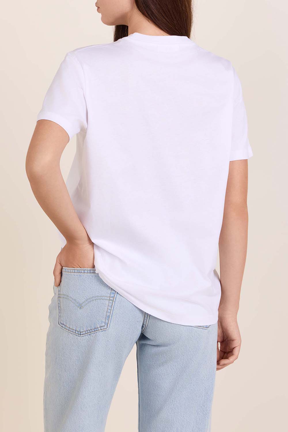 תמונת דוגמן אחורית של חולצת טי