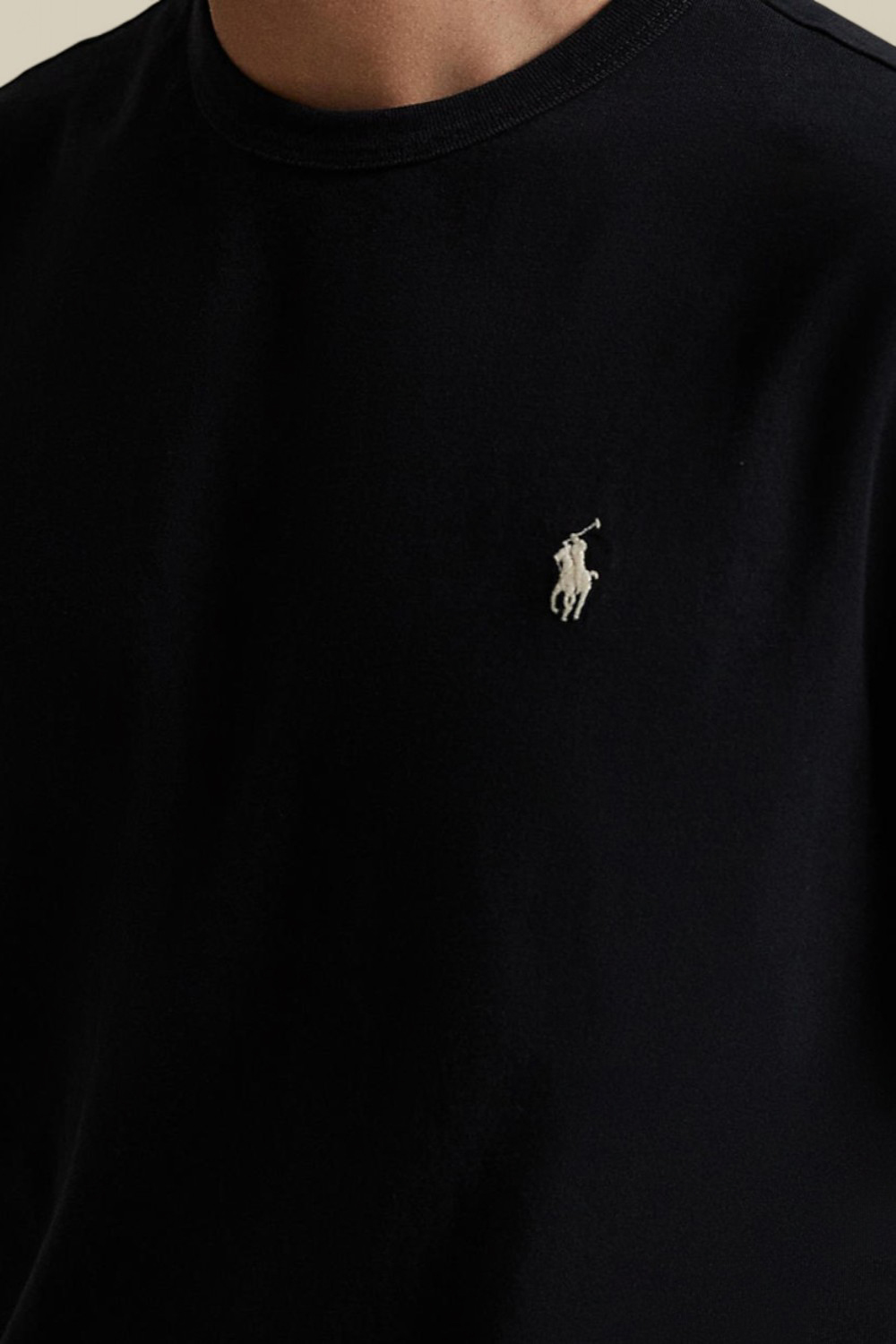 תמונת תקריב דוגמן של חולצת טי