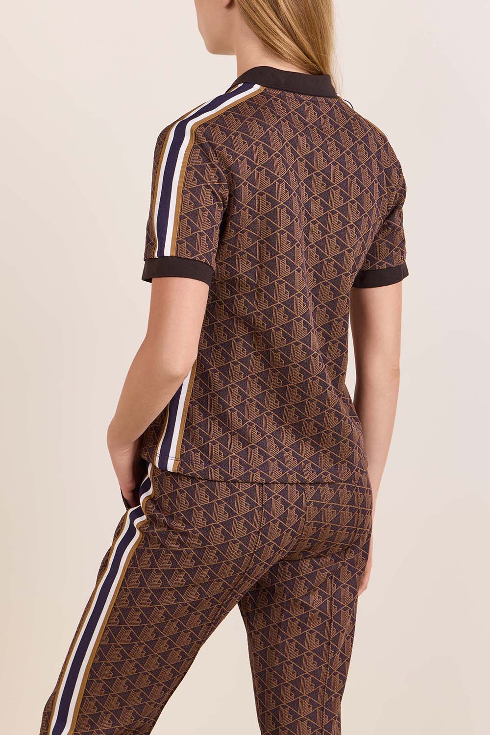 תמונת דוגמן אחורית של חולצת פולו סלים פיט