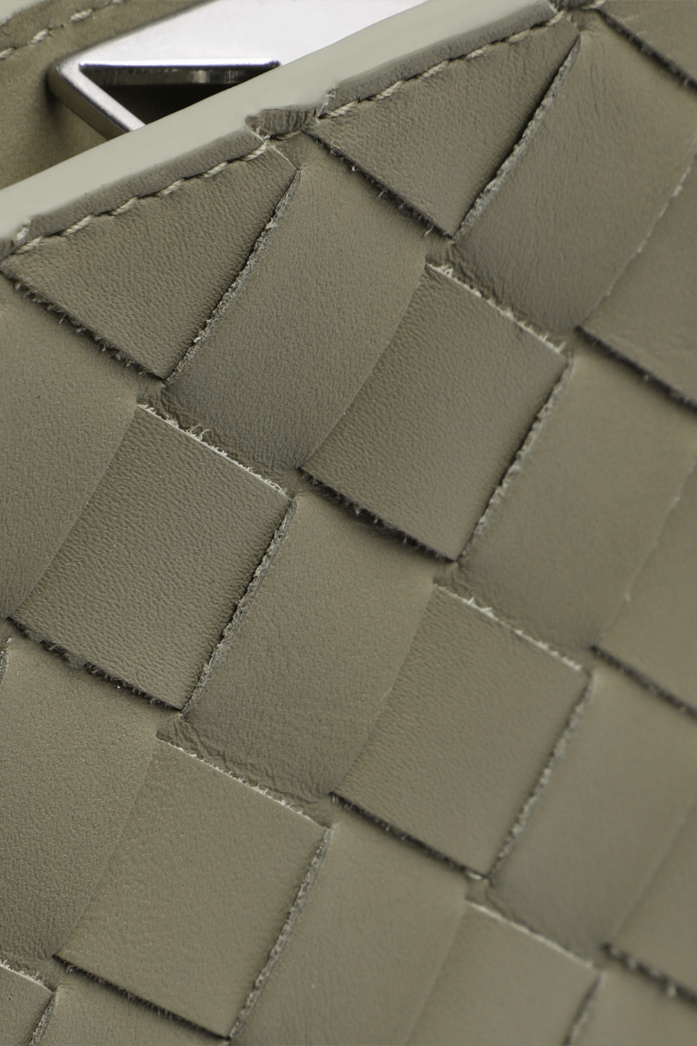 תמונת תקריב של תיק פאוץ' שתי וערב