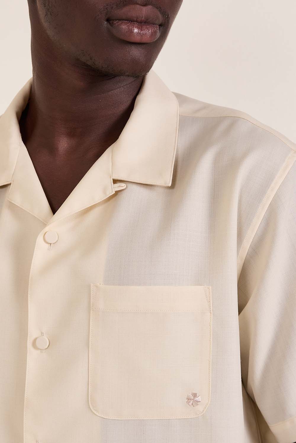 תמונת דוגמן אחורית של חולצת כפתורים מצמר ומוהר