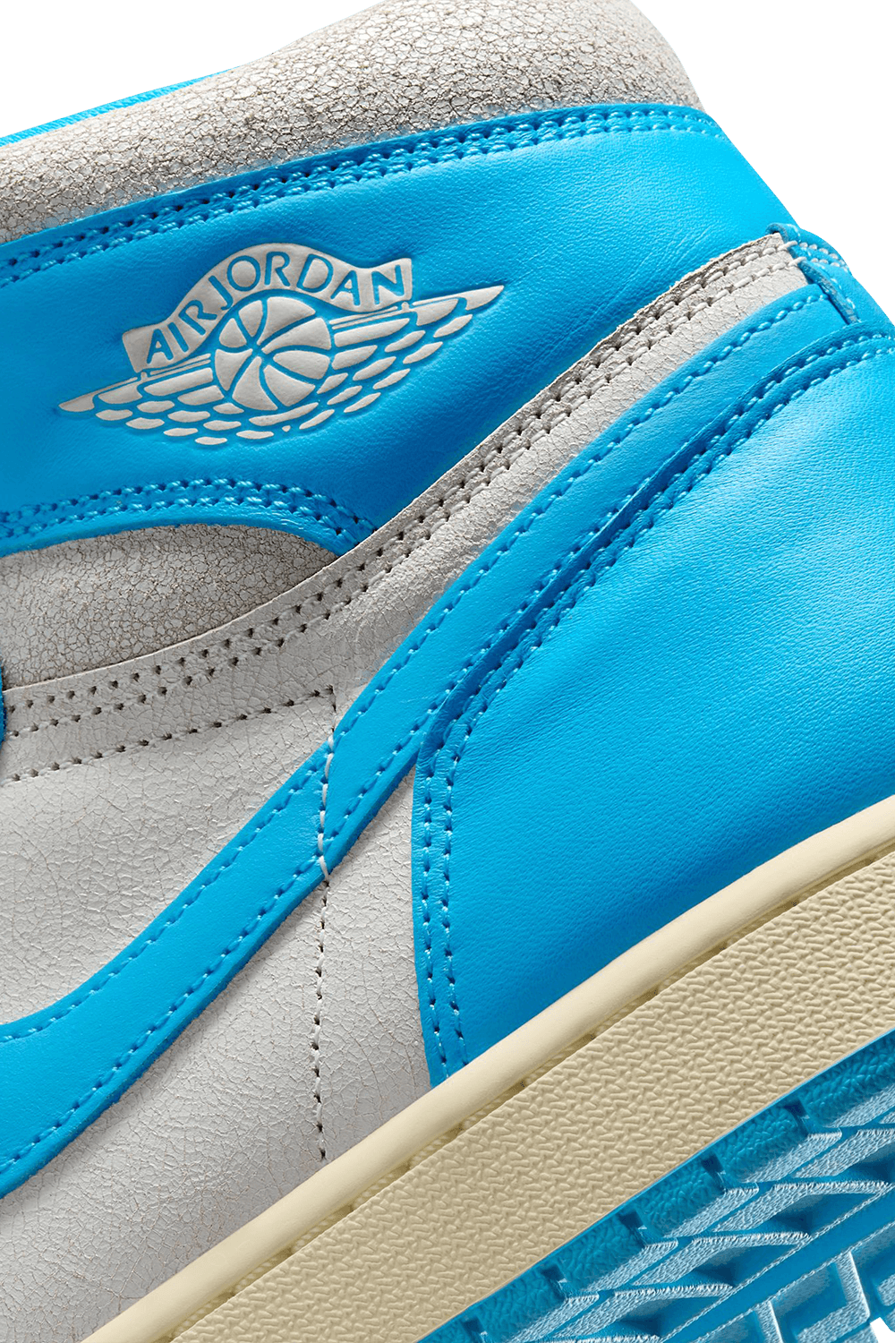 תמונת תקריב של נעלי סניקרס אייר ג'ורדן 1 רטרו