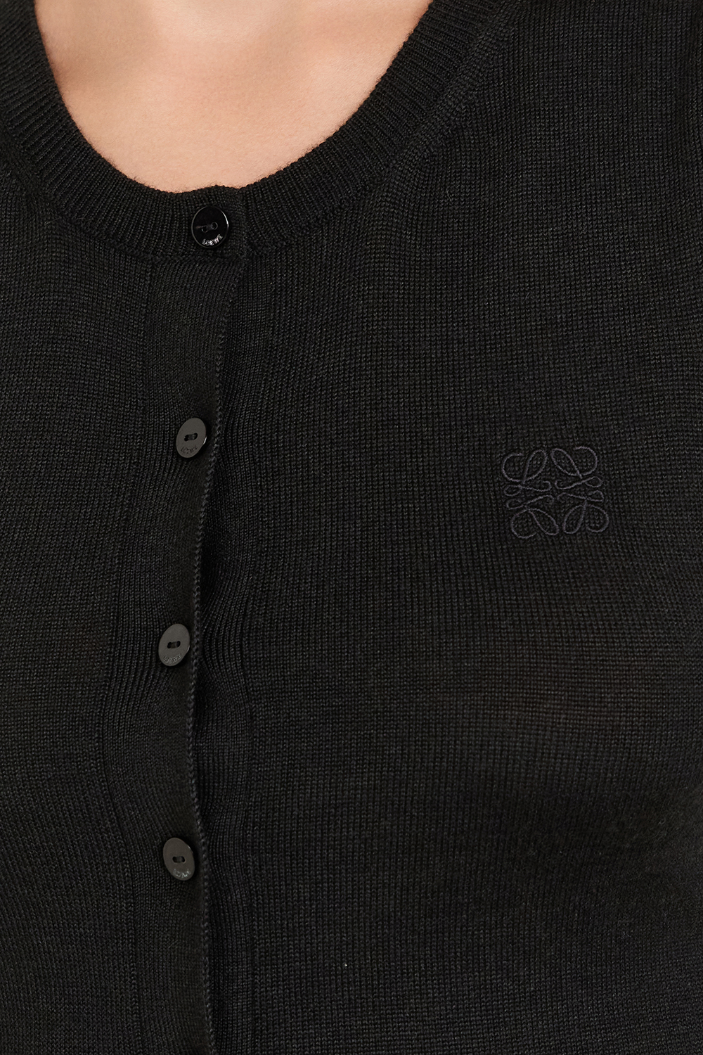 תמונת תקריב דוגמן של גופיית משי וקשמיר