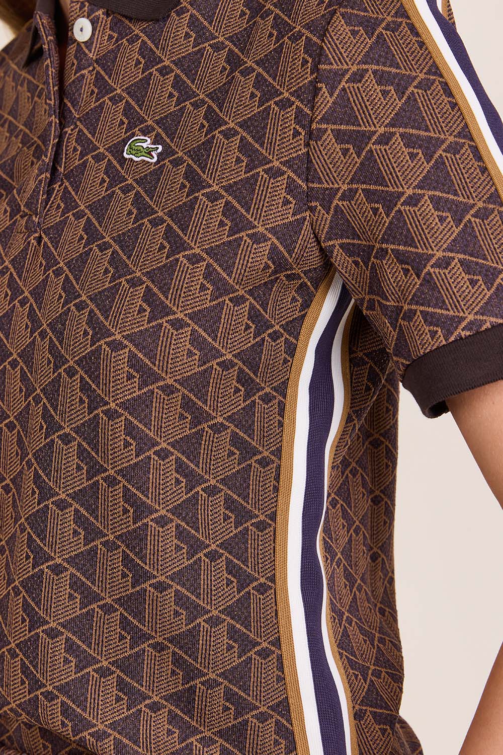 תמונת תקריב דוגמן של חולצת פולו סלים פיט