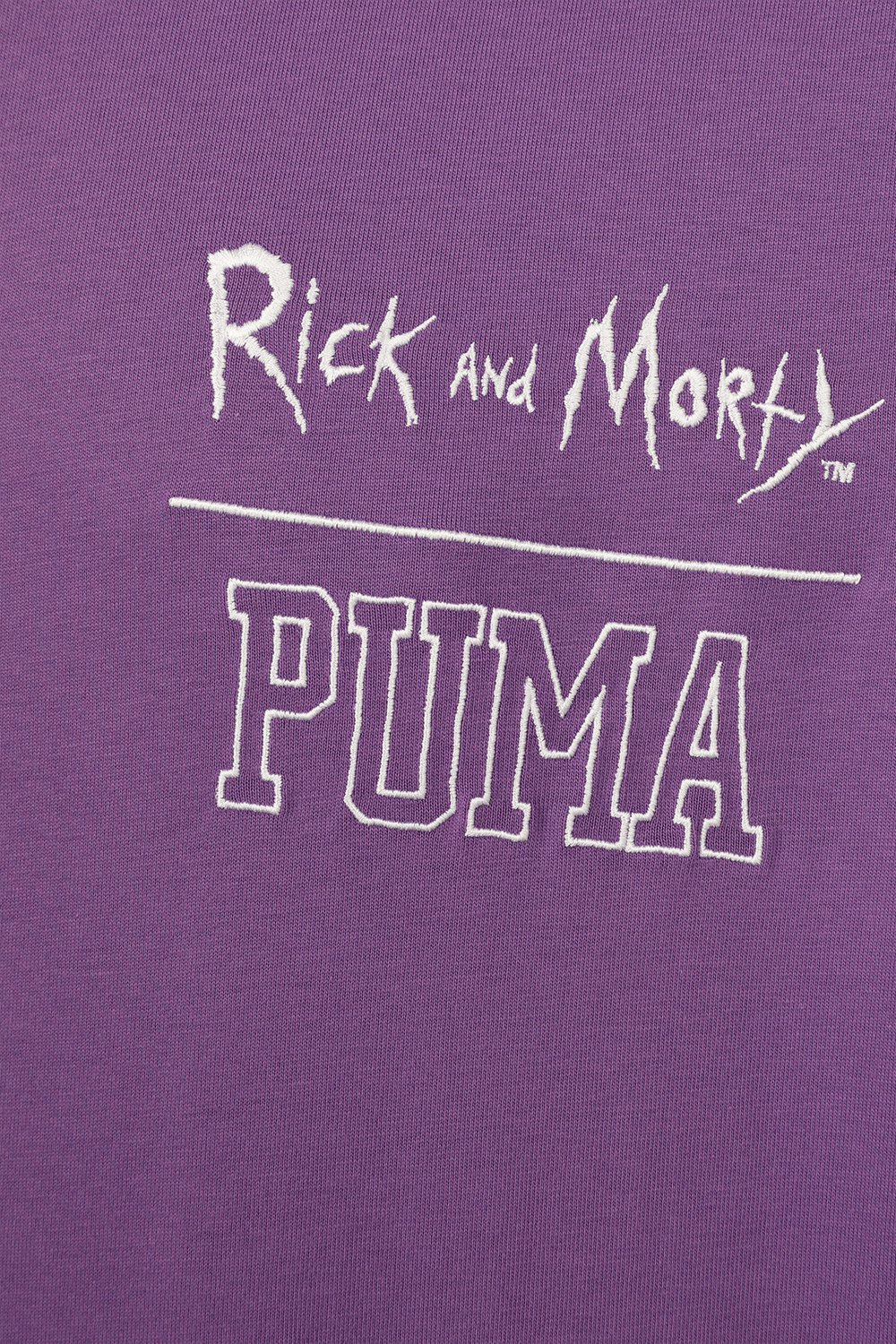 תמונת תקריב של פומה X ריק אנד מורטי חולצת טי