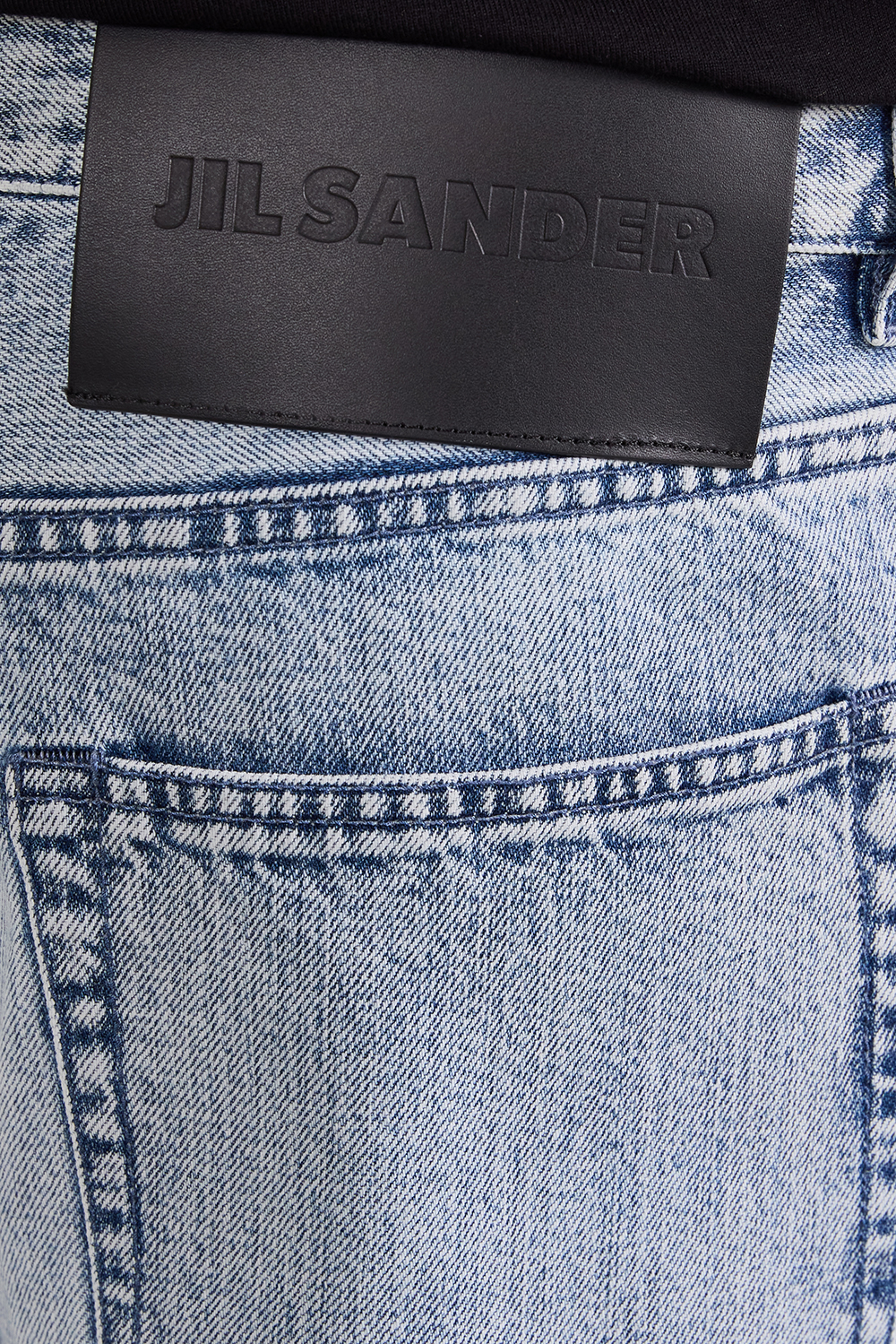 תמונת תקריב דוגמן של מכנסי ג'ינס ישרים