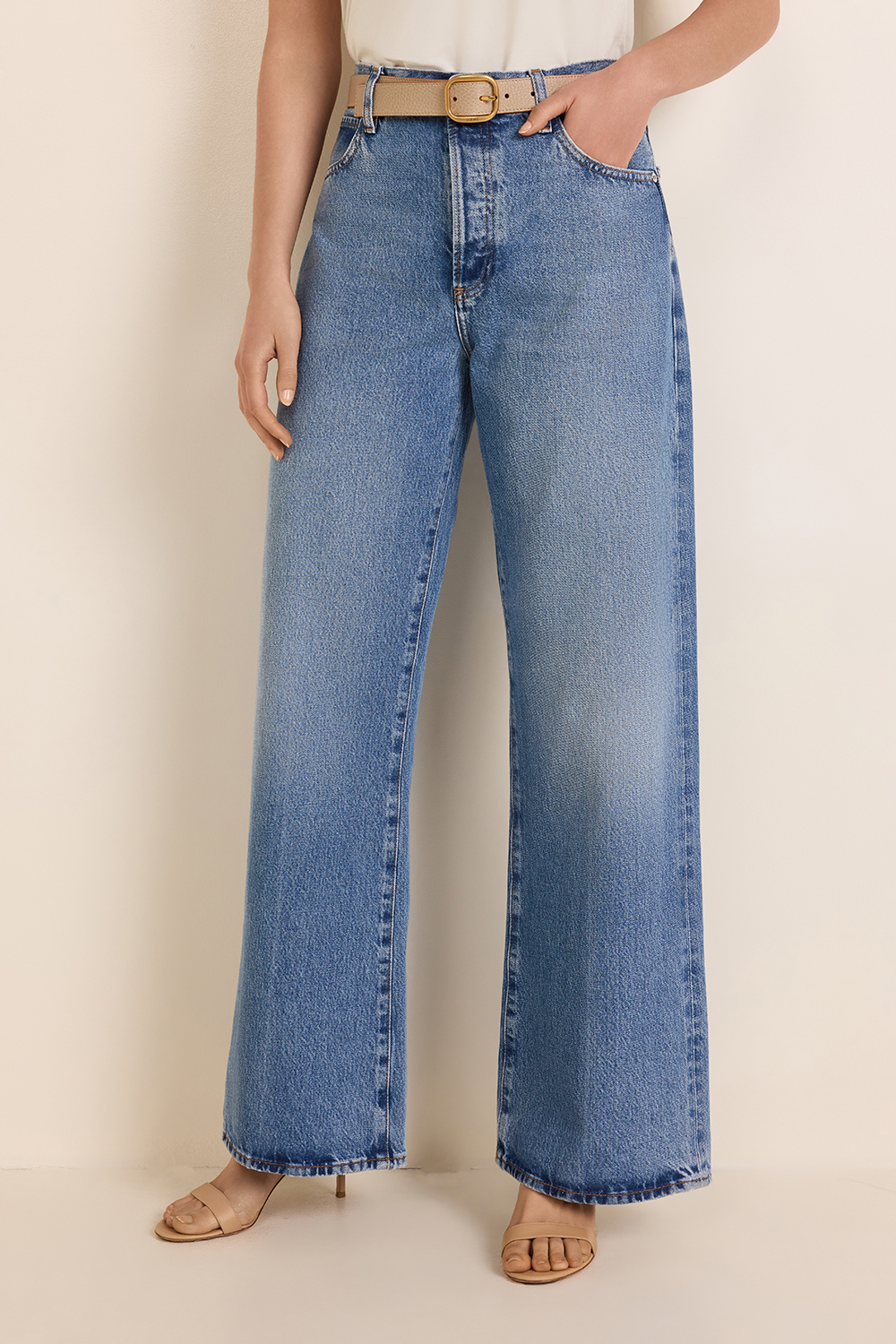 תמונת דוגמן קידמית של מכנסי ג'ינס ישרים