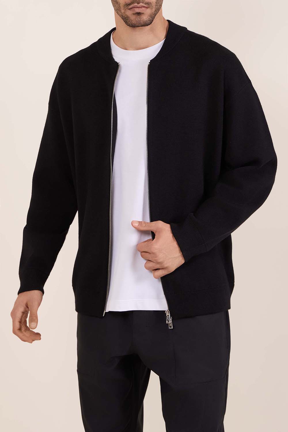 תמונת דוגמן קידמית של קרדיגן סרוג בסגירת רוכסן