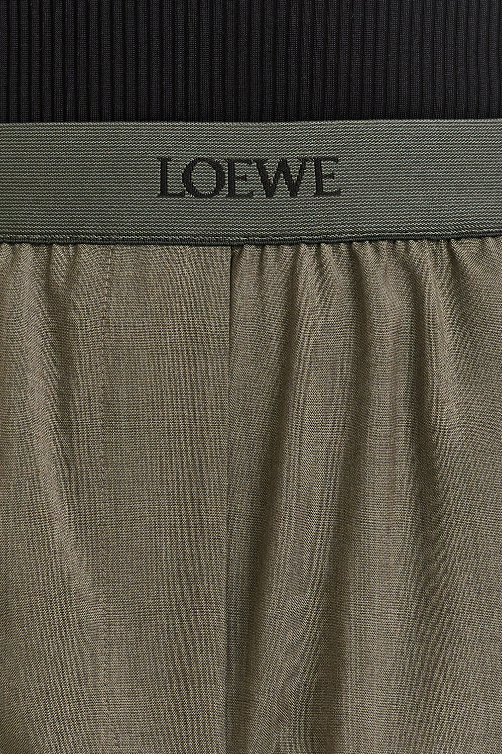 תמונת תקריב דוגמן של מכנסיים ארוכים ממשי