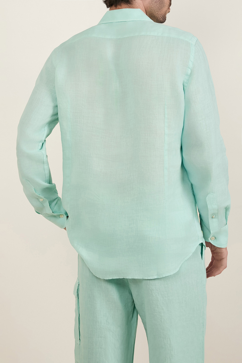 תמונת דוגמן אחורית של חולצה מכופתרת מפשתן