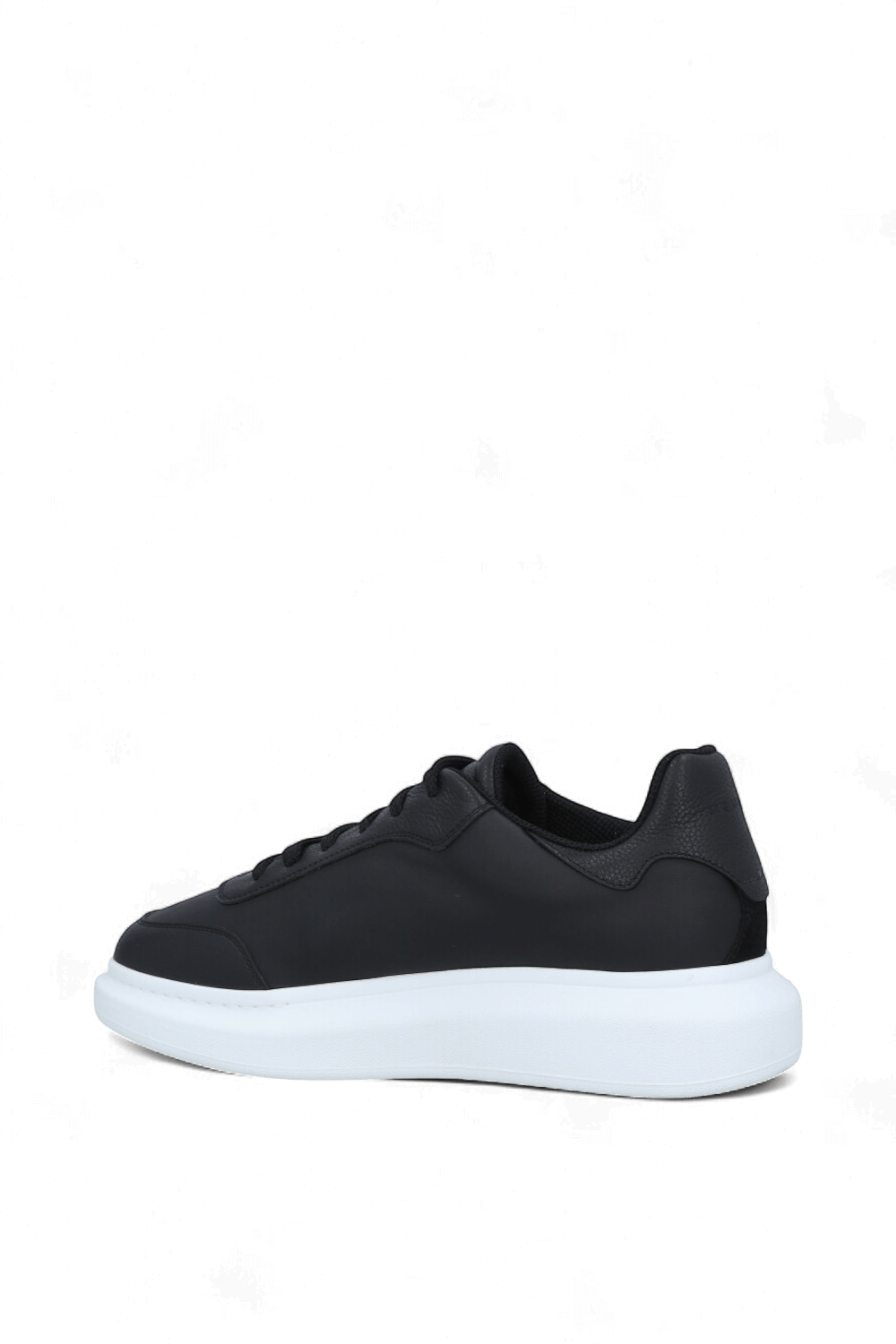 תמונה אחורית של נעלי סניקרס