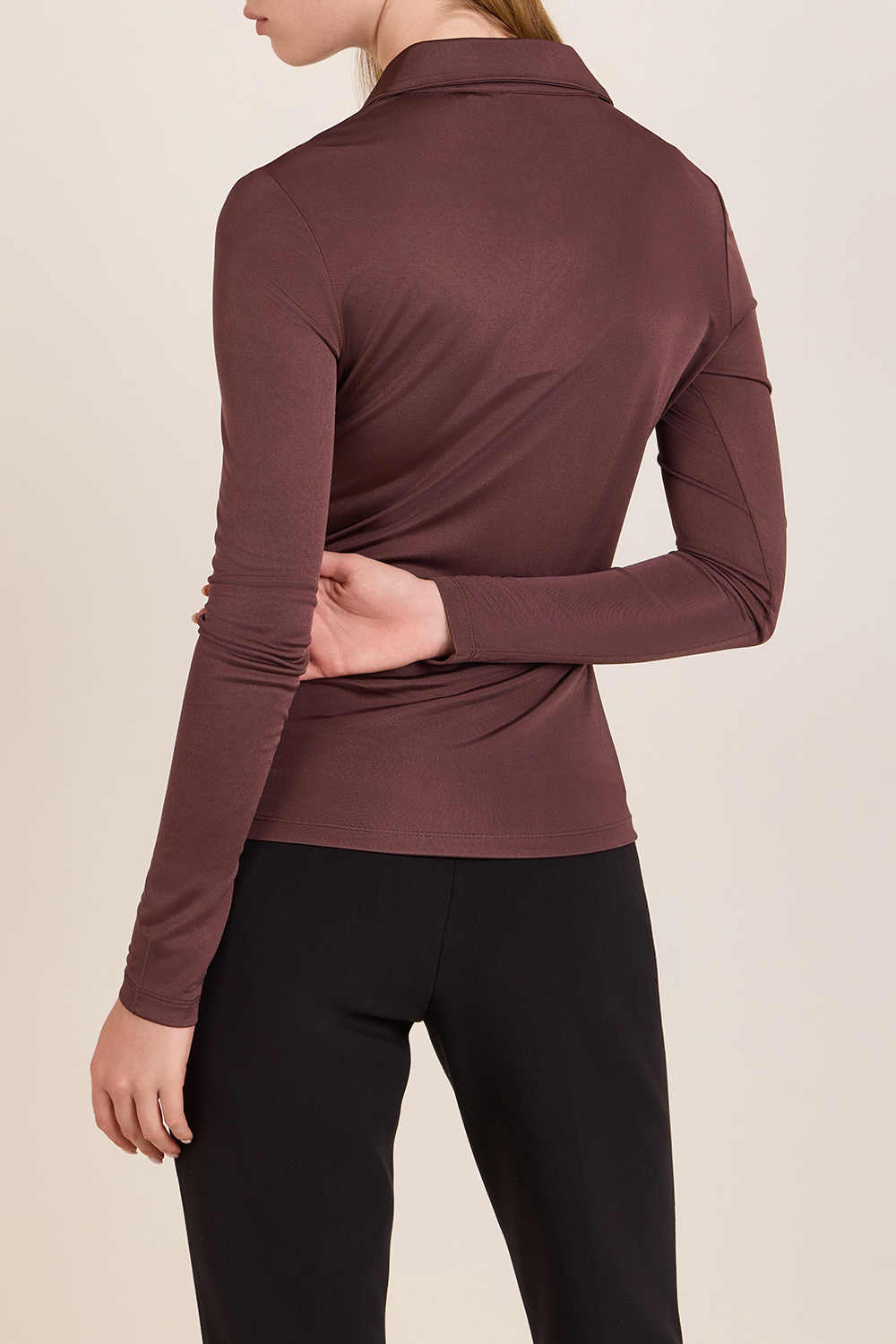 תמונת דוגמן אחורית של חולצת פולו