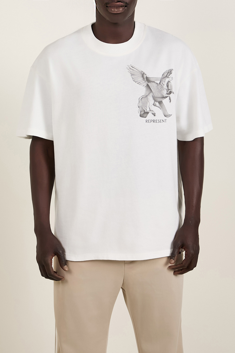 תמונת דוגמן קידמית של חולצת טי אוברסייז עם הדפס בגב