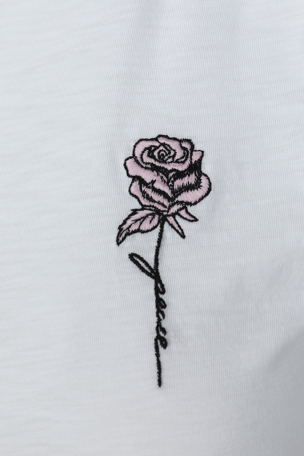 תמונה אחורית של חולצת טי לבנה עם רקמת ורד