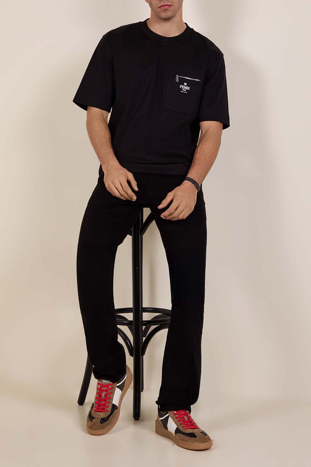 תמונת דוגמן קידמית של נעלי סניקרס