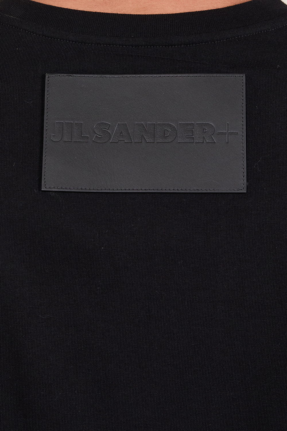 תמונת תקריב דוגמן של חולצת טי עם לוגו פאץ'