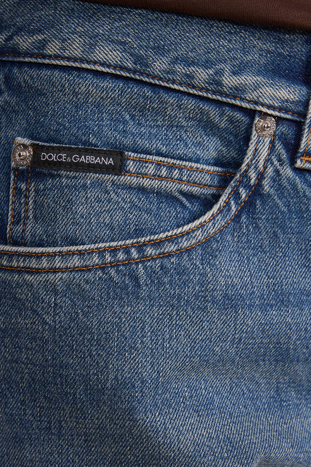 תמונת תקריב דוגמן של מכנסי ג'ינס