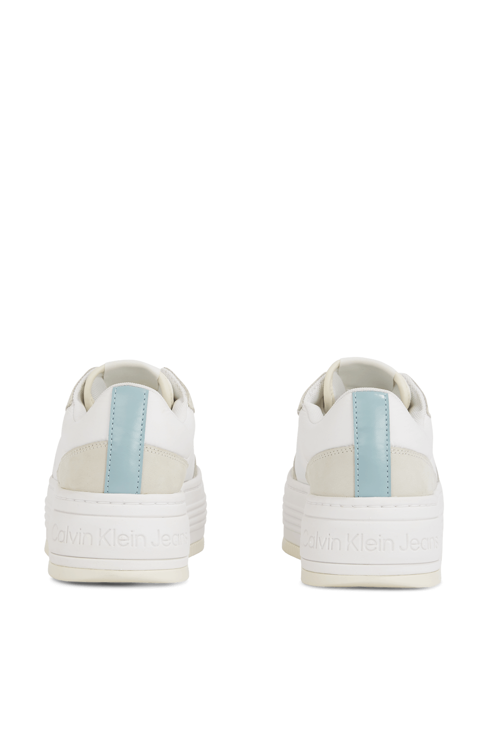 תמונת תקריב של נעלי סניקרס פלטפורמה