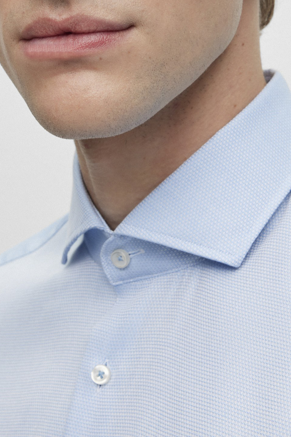 תמונת תקריב דוגמן של חולצה מכופתרת מכותנה