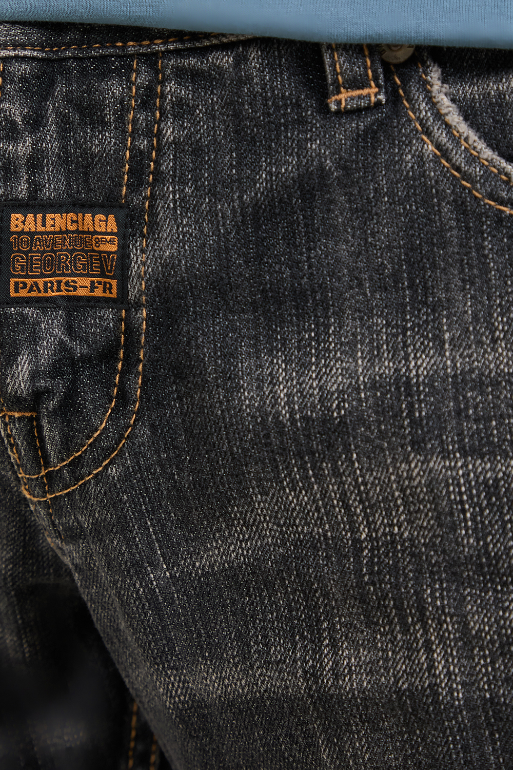 מכנסיים בגזרה נמוכה