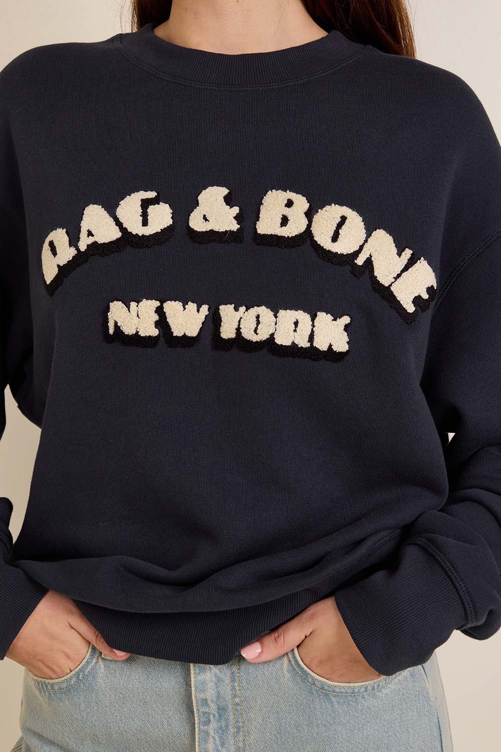 תמונת תקריב דוגמן של סווטשירט אוברסייז