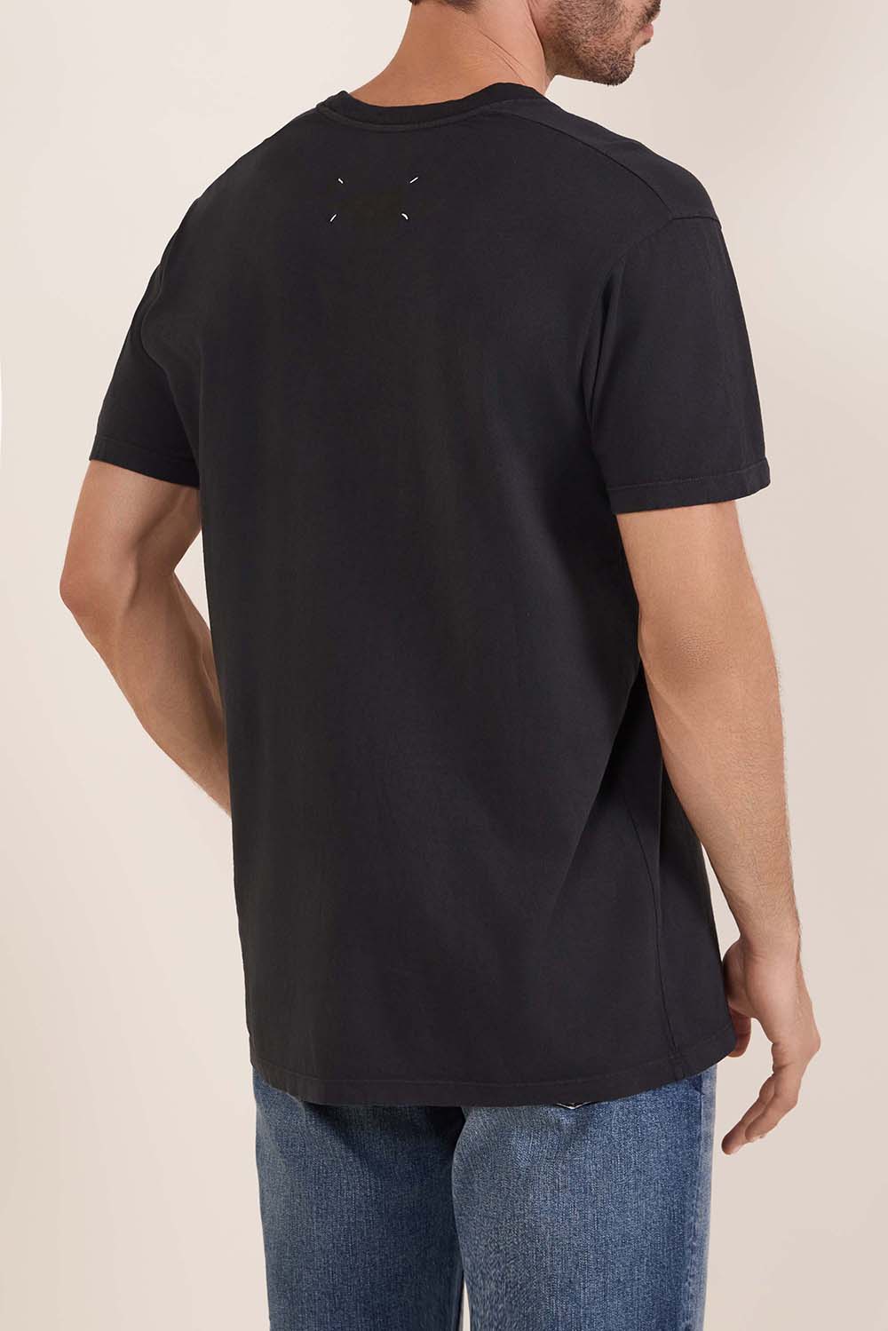 תמונת דוגמן אחורית של חולצת טי