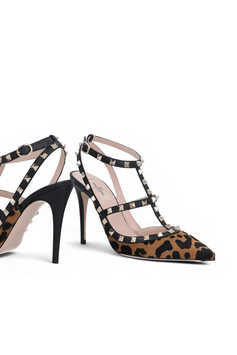 תמונת תקריב של נעלי עקב מנומרות