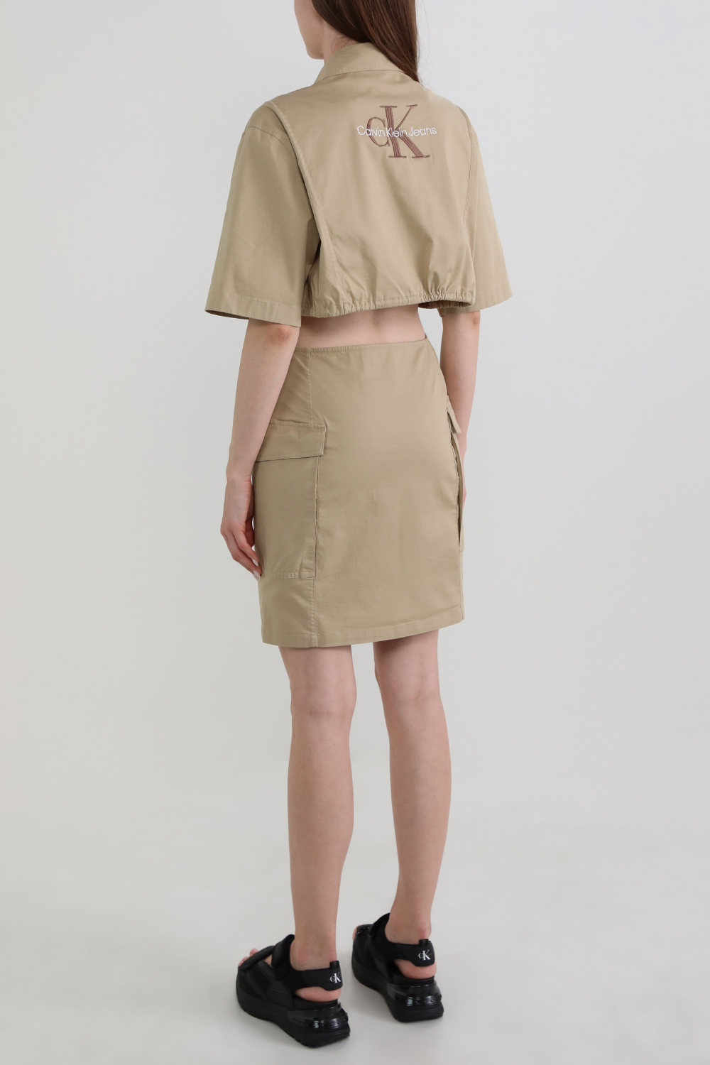 תמונת דוגמן אחורית של שמלה מכופתרת עם קאט אאוט