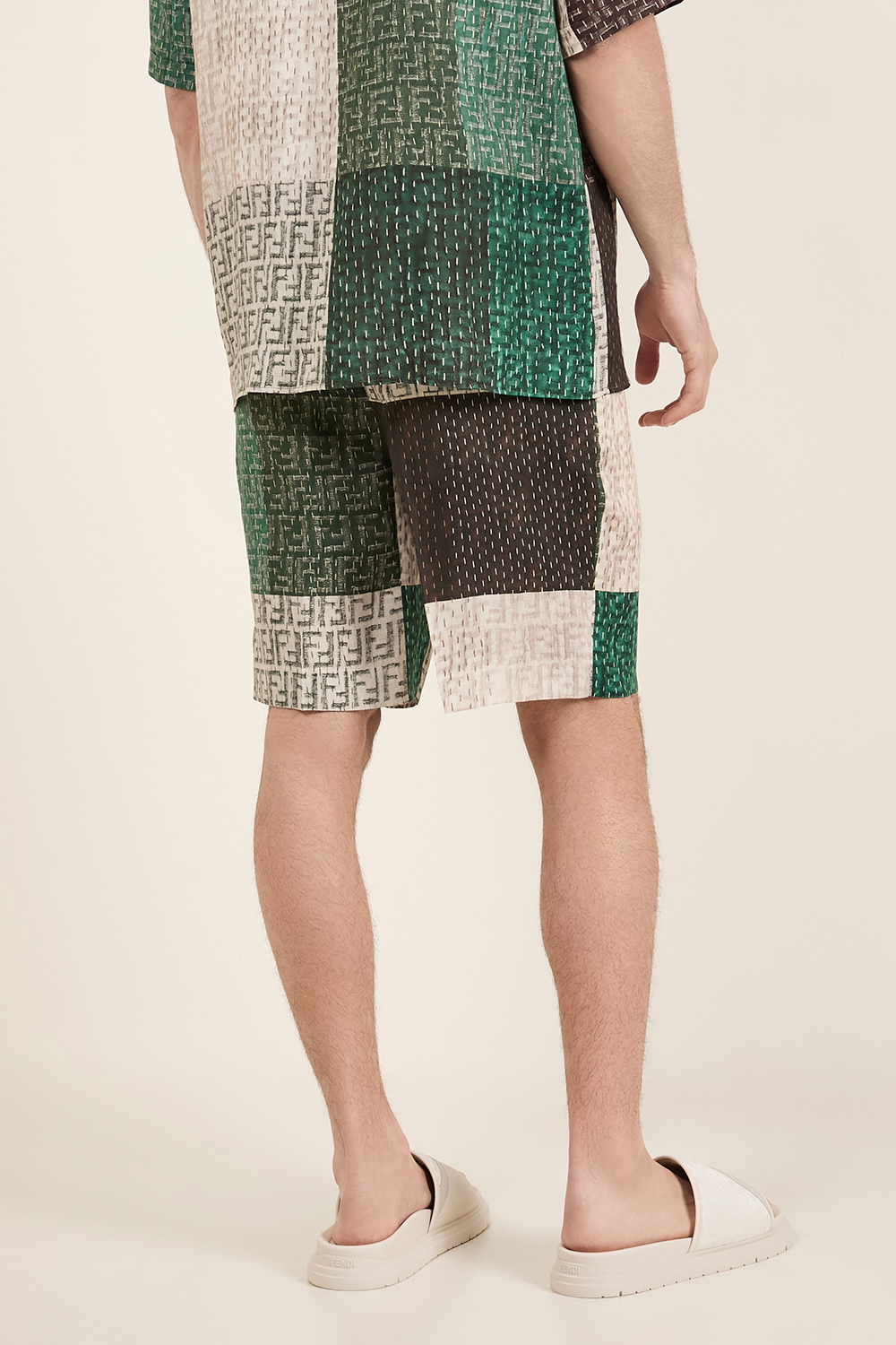 תמונת דוגמן אחורית של מכנסיים קצרים פאטצ'וורק