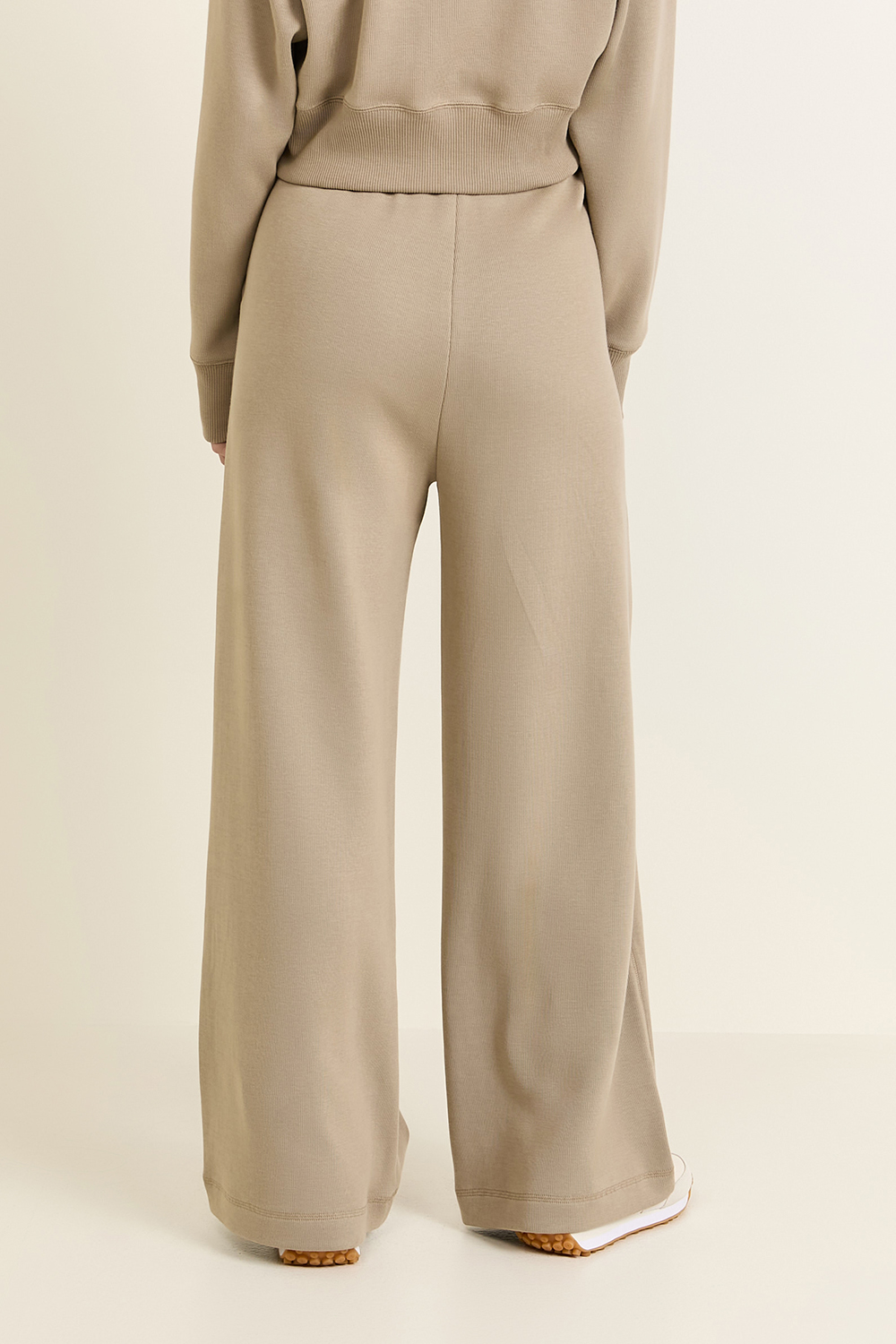 תמונת דוגמן אחורית של מכנסי ג'וג ארוכים