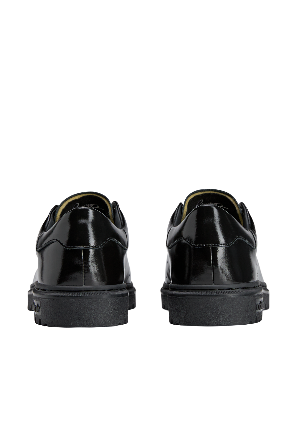 תמונת תקריב של נעלי סטאן סמית' אדידס X בובספוג