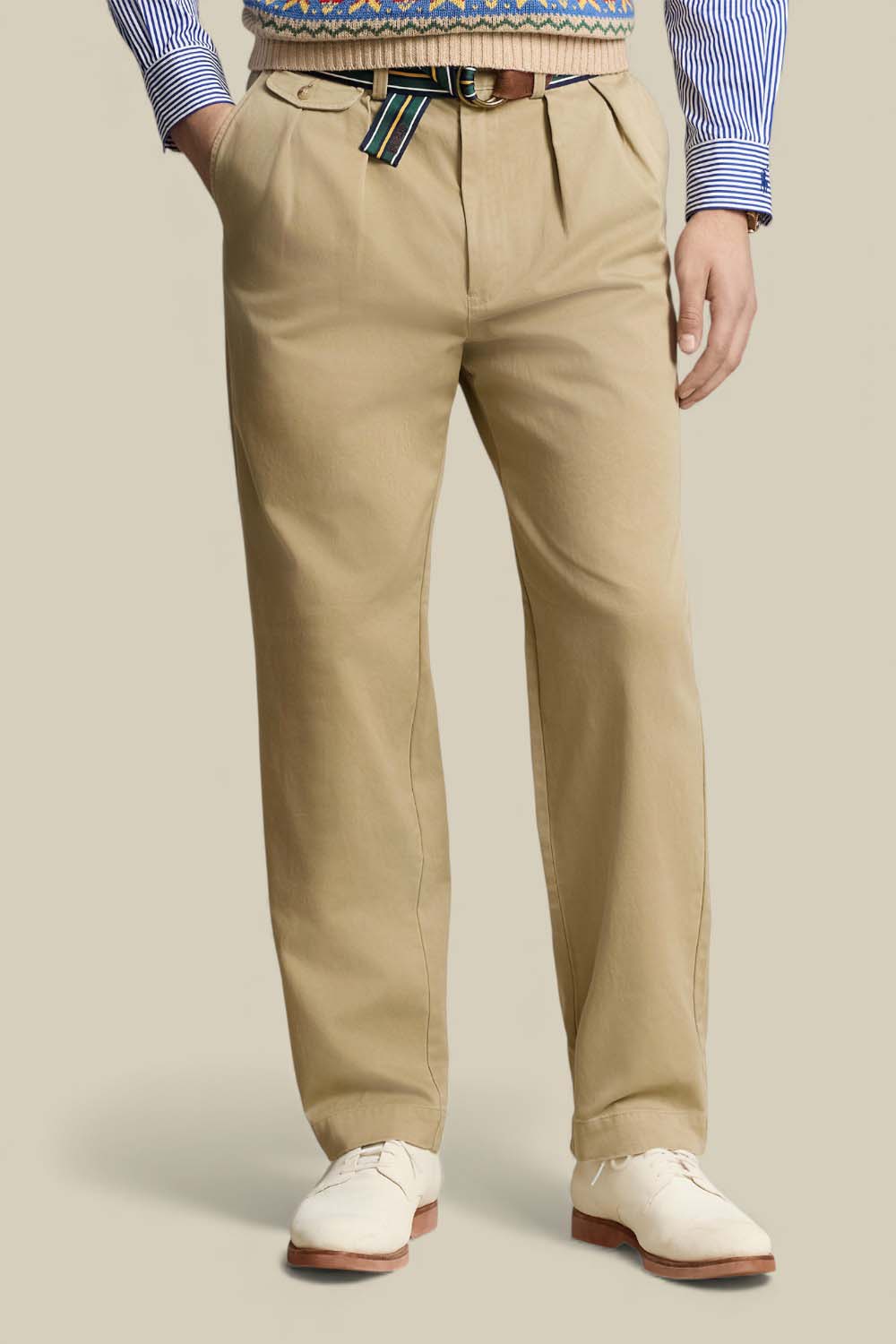 תמונת דוגמן קידמית של מכנסי צ'ינו