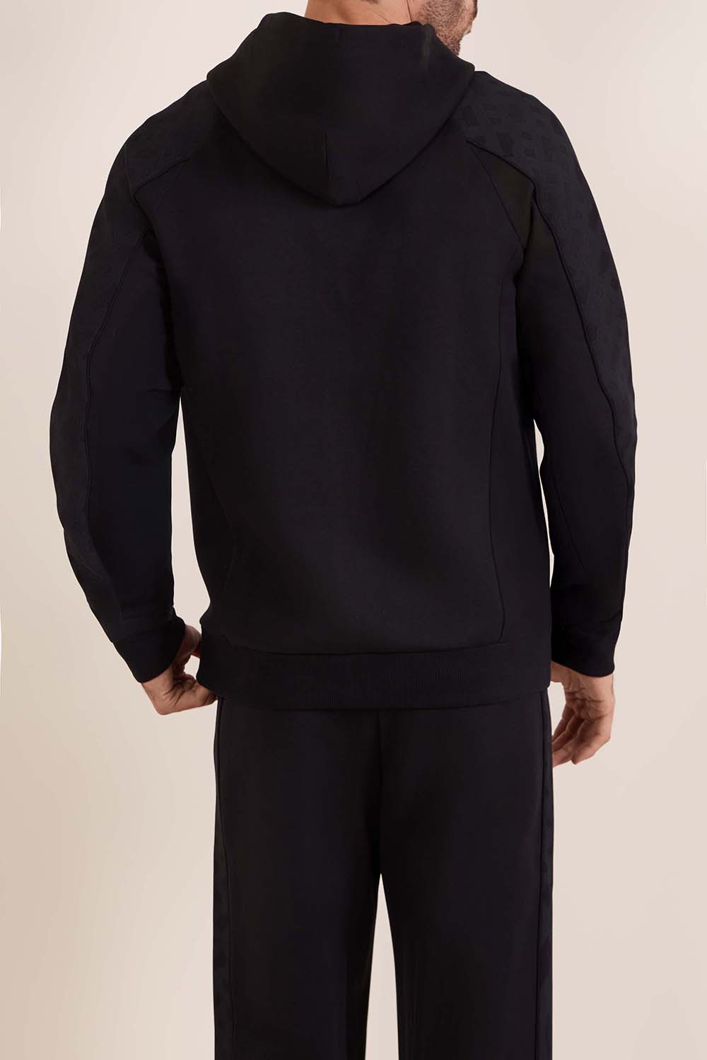 תמונת דוגמן אחורית של חליפת טרנינג