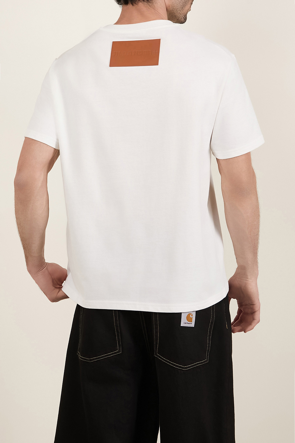 תמונת דוגמן אחורית של חולצת טי עם לוגו פאץ'