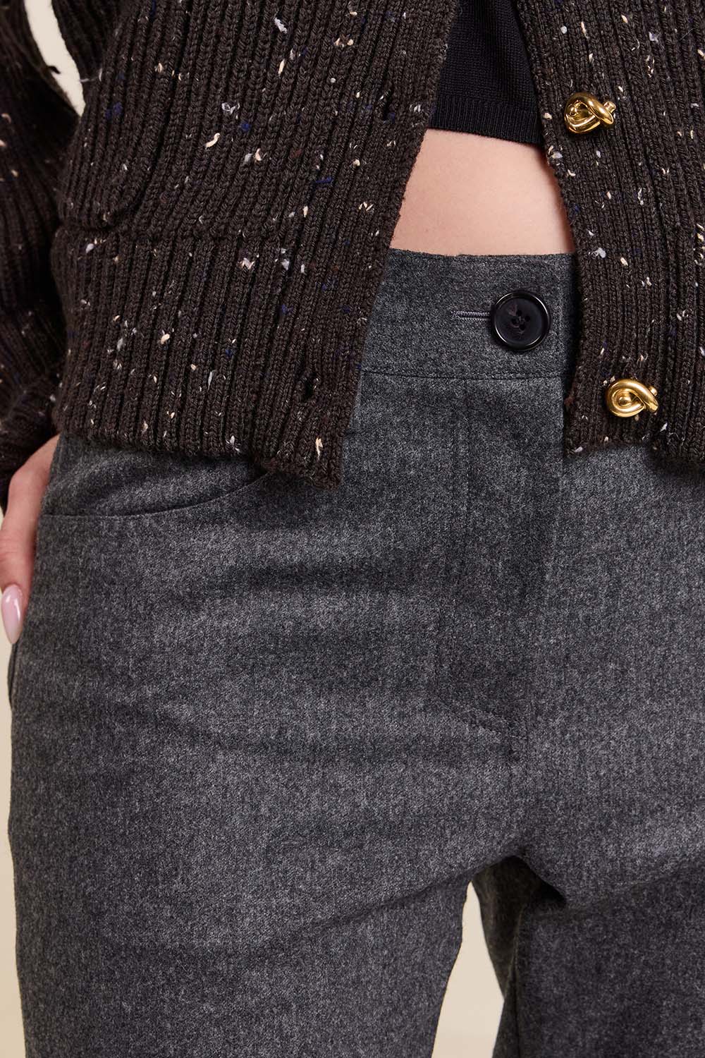 תמונת תקריב דוגמן של מכנסי צמר