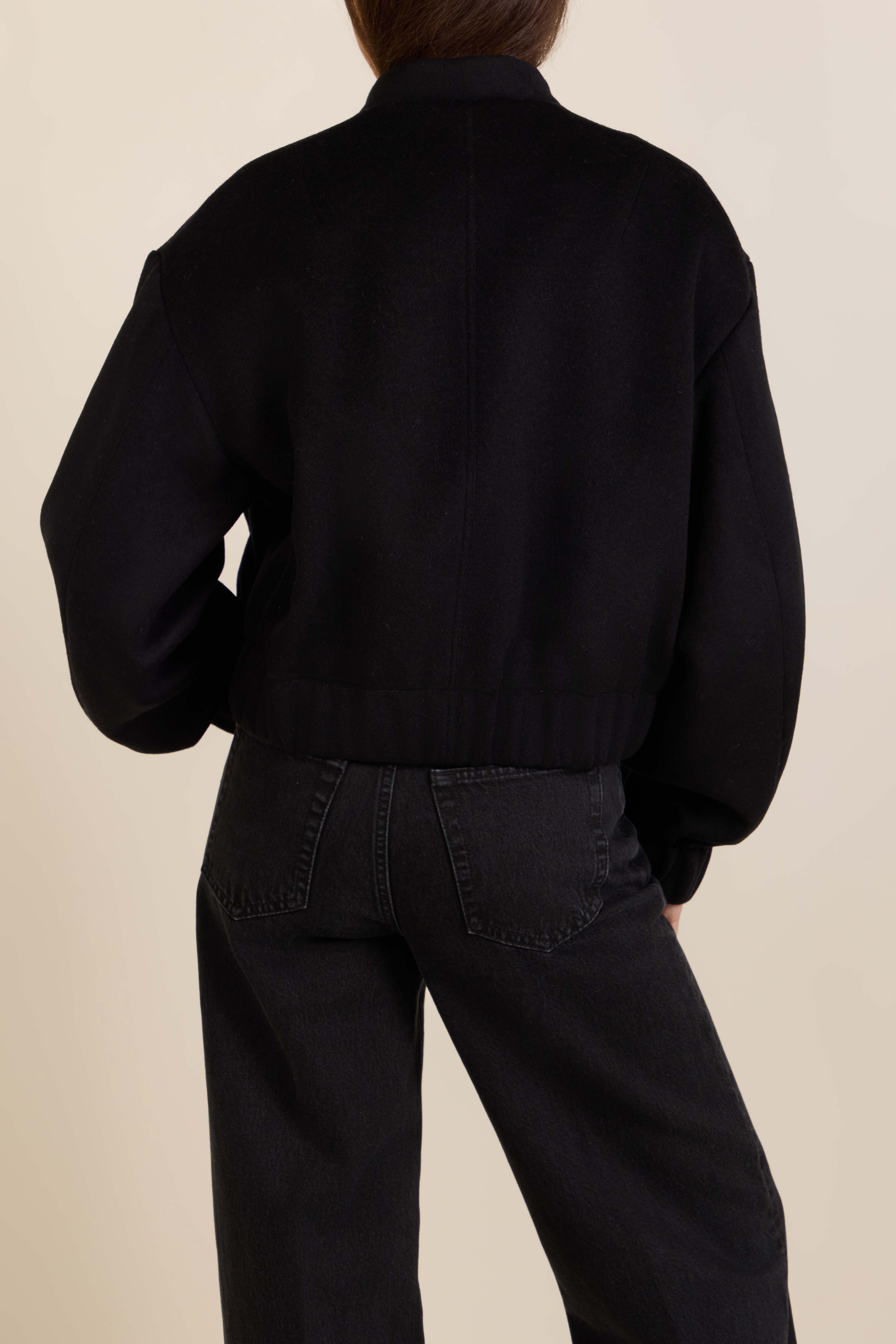 תמונת דוגמן אחורית של ז'קט בומבר מצמר