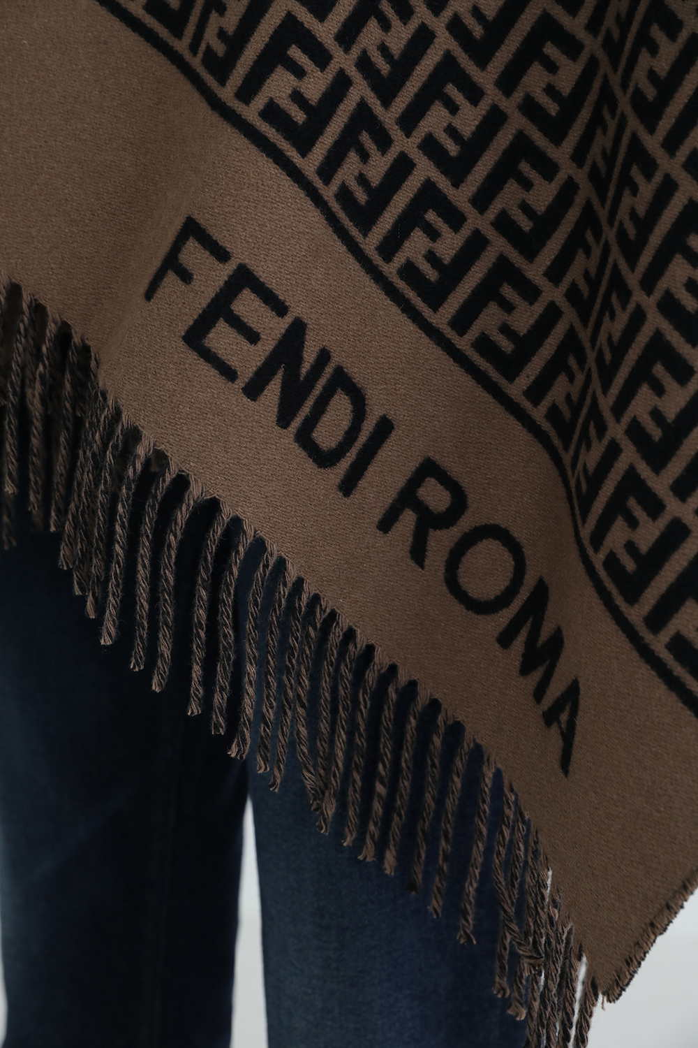 תמונת תקריב דוגמן של פונצ'ו מצמר