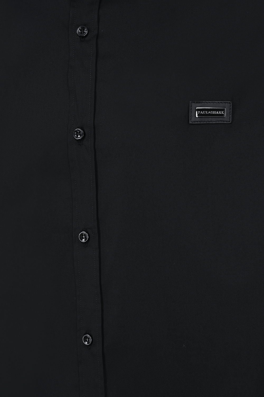 תמונה אחורית של חולצה מכופתרת עם לוגו פאץ'