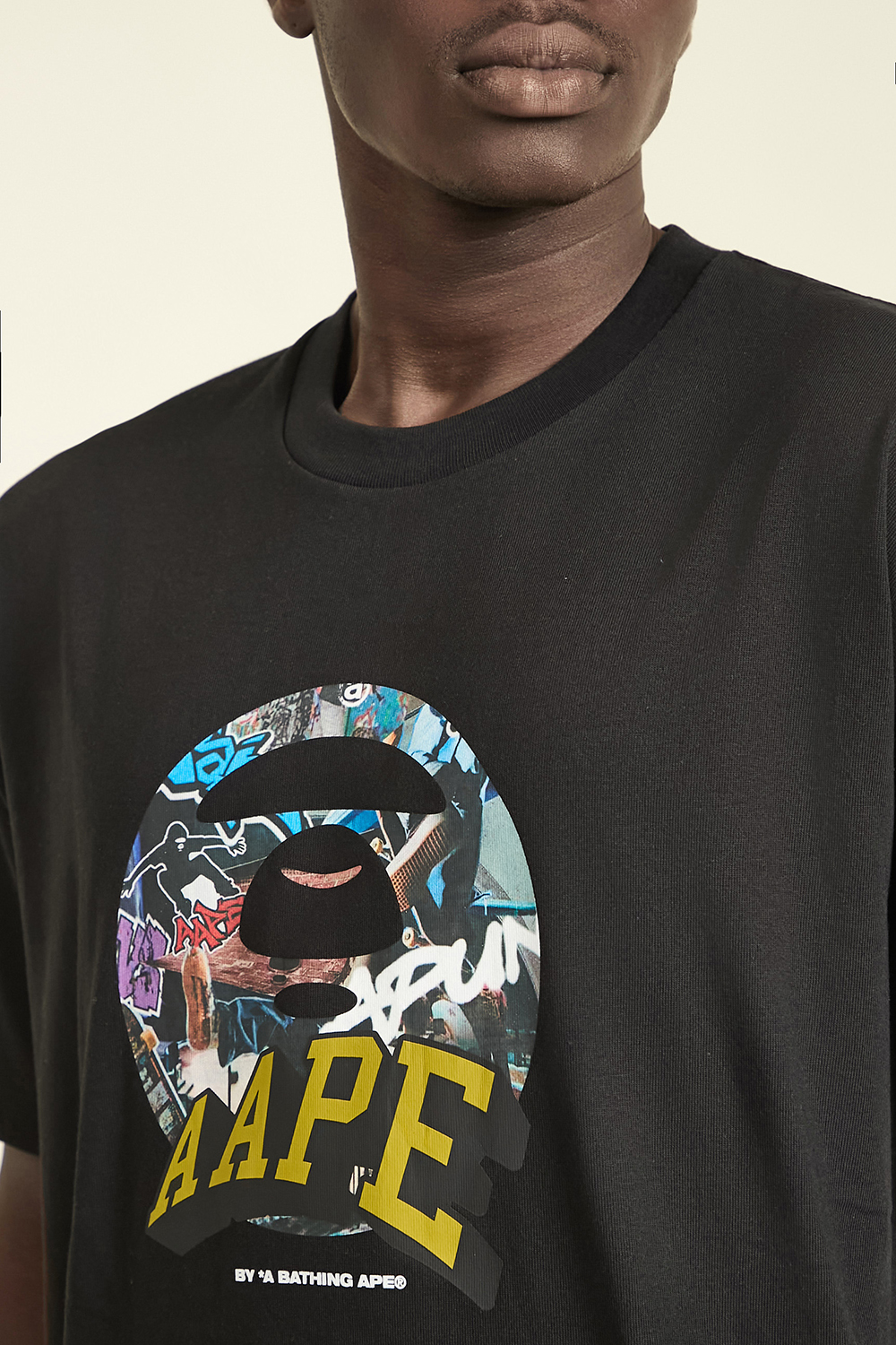 תמונת דוגמן אחורית של חולצת טי