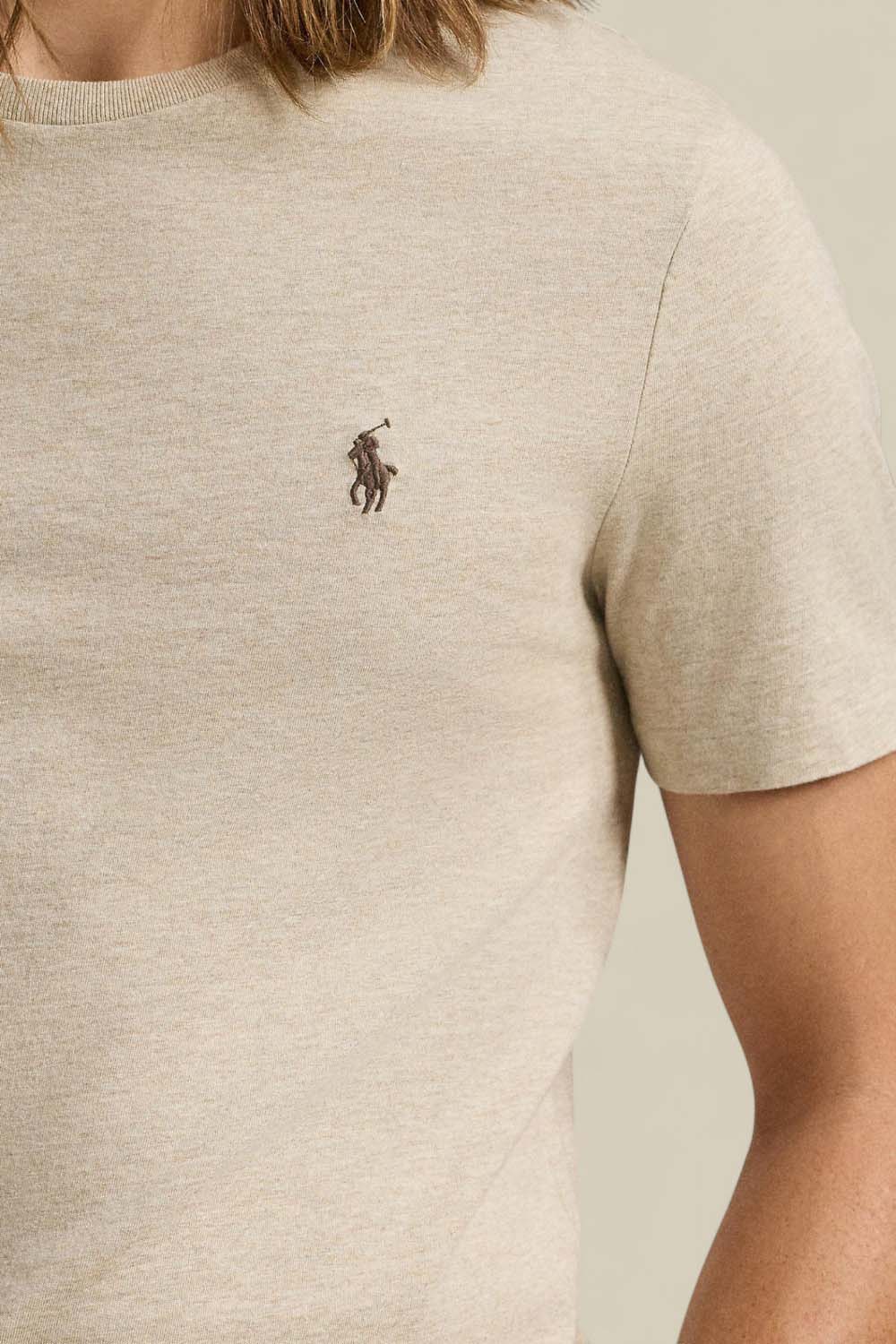 תמונת תקריב דוגמן של חולצת טי סלים