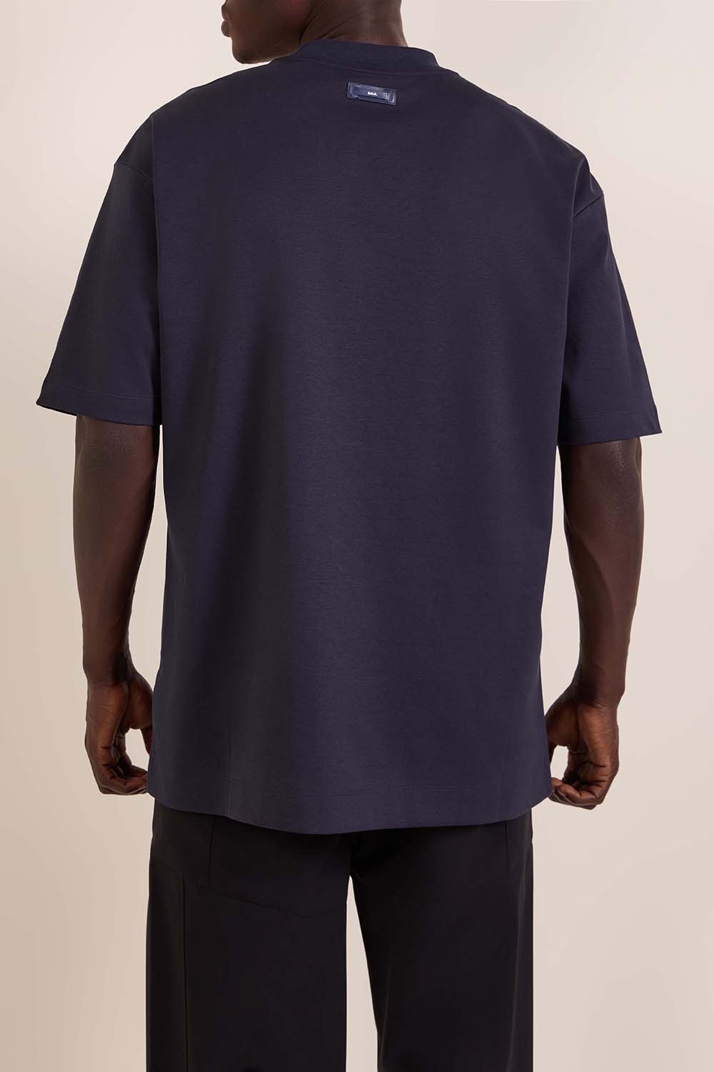 תמונת דוגמן אחורית של חולצת טי משוחררת